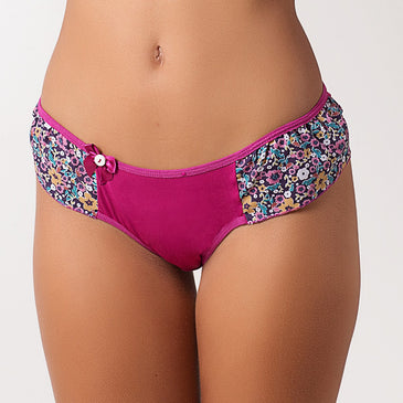 *Calcinha tipo tanga*Lateral larguinha com babadinho estampado*Lacinho no lado direito com detalhe de botão*Forro em algodão*Toque macio e agradavel A modelo veste tamanho M e cor Roxo...